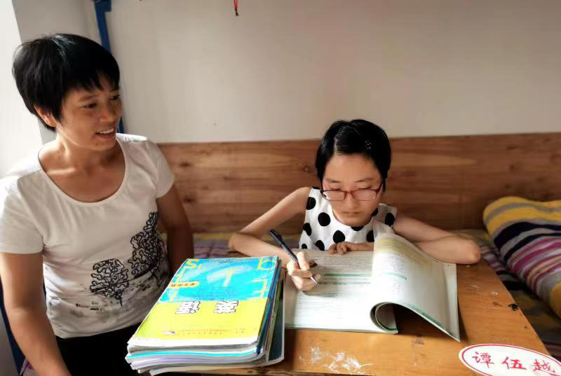 谭伍越：“不普通”的身体拥有超越平凡的力量 高考成绩优异努力奔向未来_fororder_谭伍越正在学习-摄影-郭侨