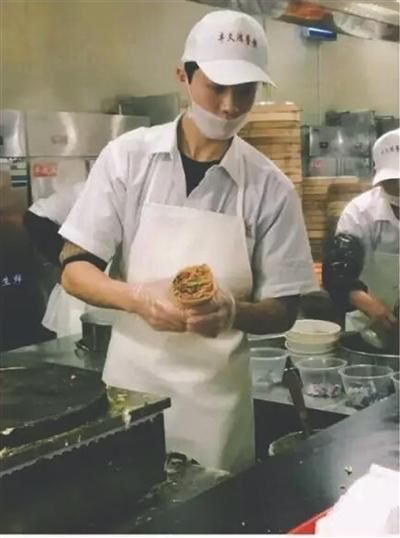 南京一高校食堂小哥走红 老师用其照片讲课(图)