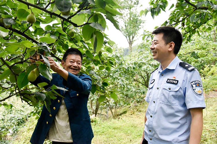 成都大邑县党员民警杨攀：做一名对人民有用的人_fororder_杨攀（右）走访群众-供图-大邑县公安局