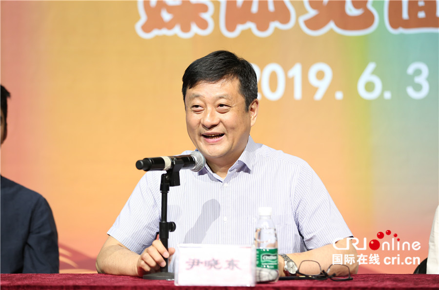 图片默认标题_fororder_中国儿艺院长尹晓东发言.j