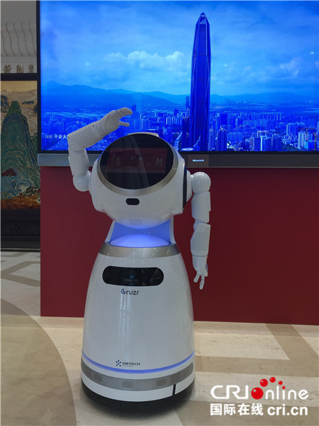 图片默认标题_fororder_深圳市优必选科技有限公司的智能商用服务机器人克鲁泽正在为现场记者提供导览服务