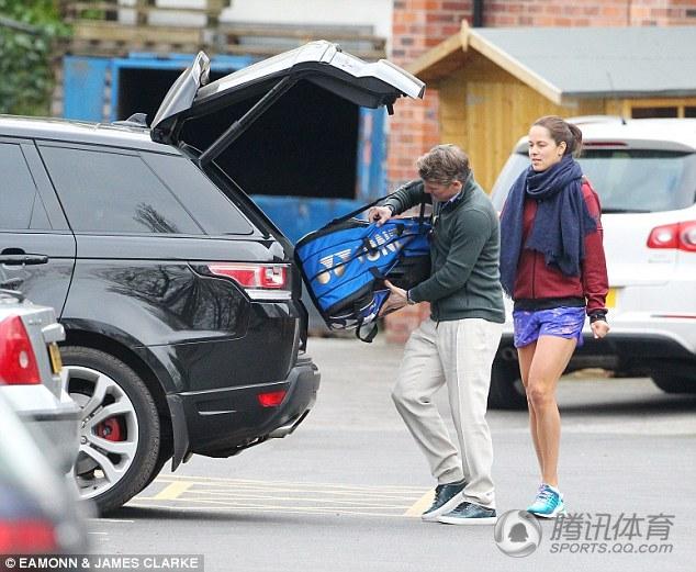 组图：小猪变暖男推车+拎包 伊万当街献湿吻