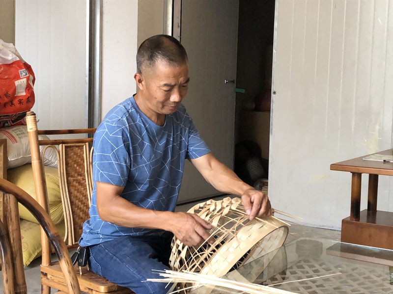 眉山青神：依托竹产业优势 跑出乡村振兴加速度_fororder_鲁继廷编竹灯笼-供图-青神县委宣传部