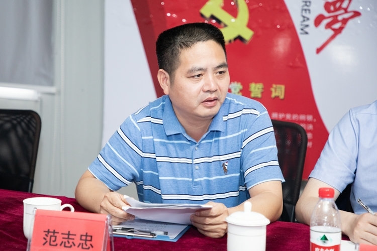 奋战在国际绿色石化城的福建安装“老中青”_fororder_范志忠分享自己在项目部上的经历 摄影 郑育红.JPG