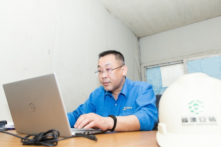 奋战在国际绿色石化城的福建安装“老中青”_fororder_周志伟在项目部 摄影 郑育红.JPG