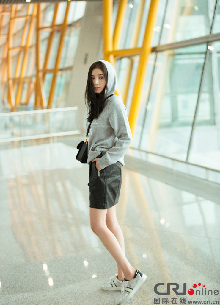 杨幂一袭长裙出席晚会 被小女孩不小心踩到她却这样做