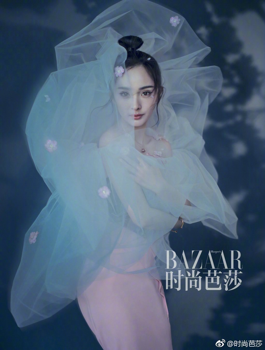 杨幂一袭长裙出席晚会 被小女孩不小心踩到她却这样做