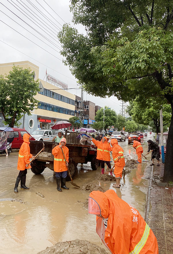 广元市利州区应对强降雨灾害有力有序_fororder_清淤泥保畅通