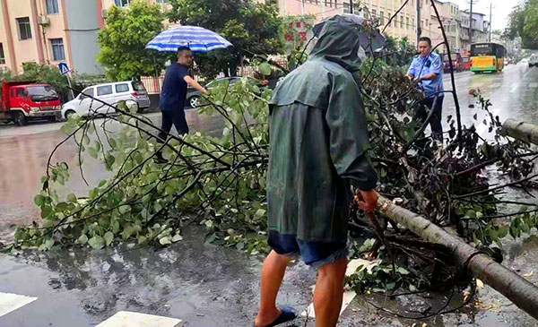 广元市利州区应对强降雨灾害有力有序_fororder_道路清理
