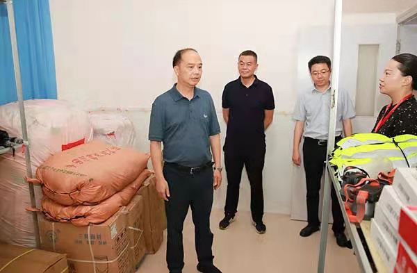 雅安市委书记李酌调研雨城区防汛减灾和地灾防范工作_fororder_李酌在雨城区望鱼镇政府，检查应急值守、物资储备情况-供图-雨城区委宣传部