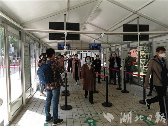 武汉多所高中有序开展高三复学校园防疫