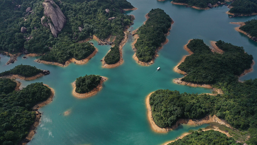 福建乌山天池：群山绕碧水 景致美如画