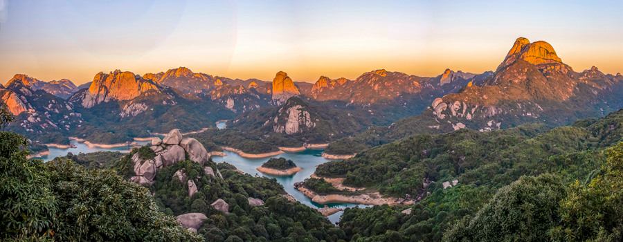 福建乌山天池：群山绕碧水 景致美如画