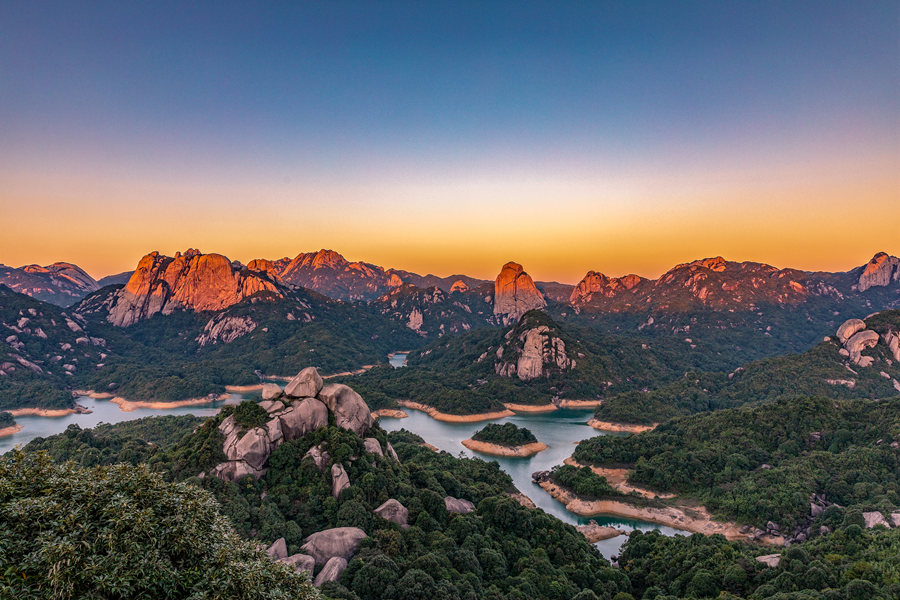 福建乌山天池：群山绕碧水 景致美如画