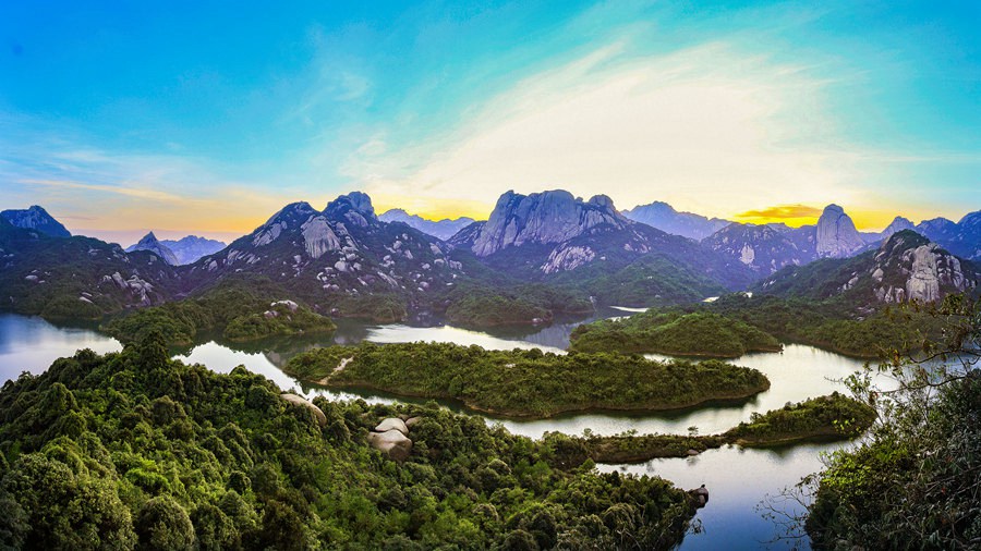 福建乌山天池：群山绕碧水 景致美如画