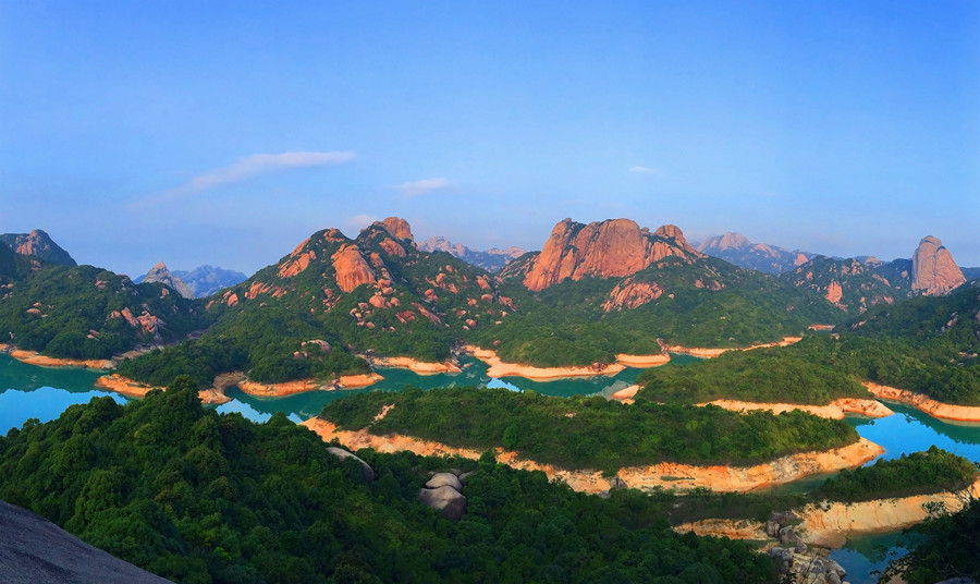 福建乌山天池：群山绕碧水 景致美如画