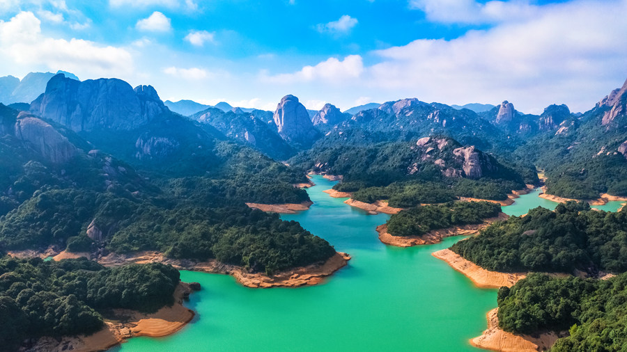 福建乌山天池：群山绕碧水 景致美如画