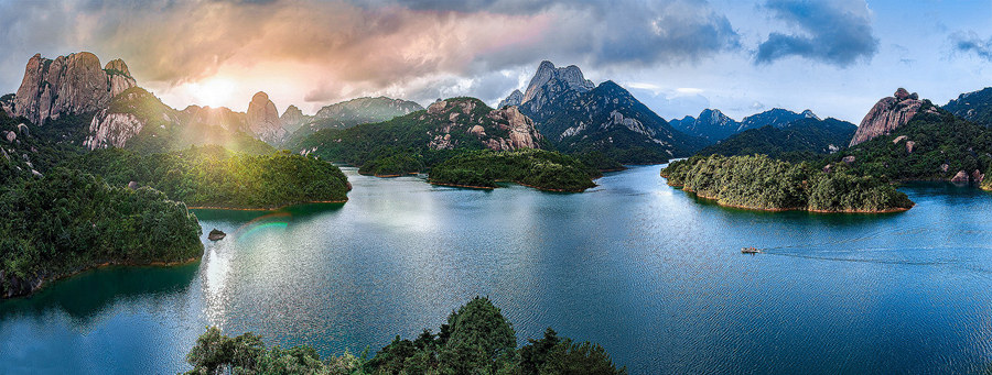 福建乌山天池：群山绕碧水 景致美如画