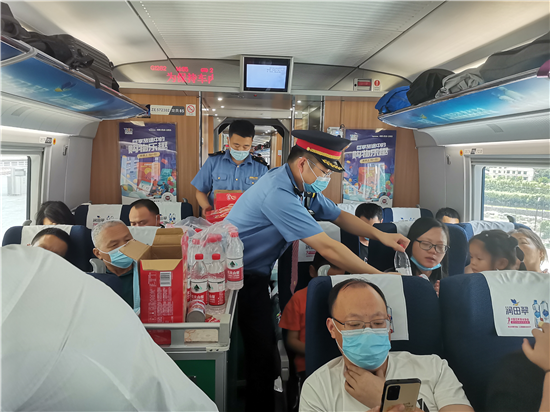G1281次列车因强降雨滞留11小时 乘务组全力保障1100名旅客平安_fororder_图片1