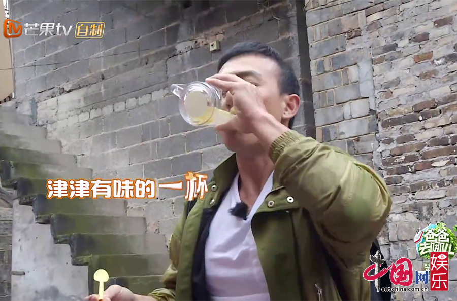 《爸爸5》被困苗寨市集 刘畊宏牛饮邓伦“断牙”