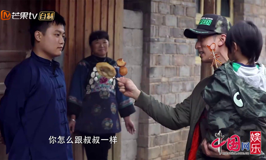《爸爸5》被困苗寨市集 刘畊宏牛饮邓伦“断牙”