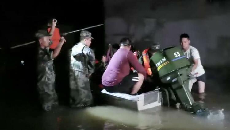 强降雨致河水倒灌 第83集团军连夜转移300余名被困村民