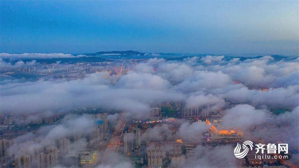 组图｜雾气涌动，如梦似幻！平流雾笼罩下的威海犹如人间仙境