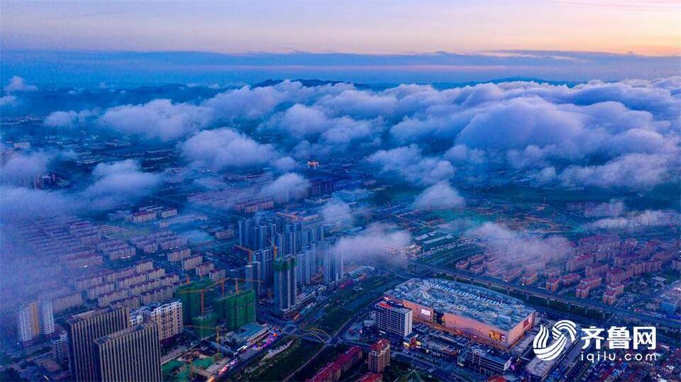 组图｜雾气涌动，如梦似幻！平流雾笼罩下的威海犹如人间仙境
