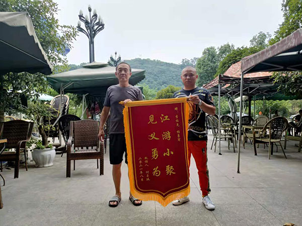 见义勇为|汹涌江水中64岁游泳老将救6岁孩童_fororder_赠送锦旗