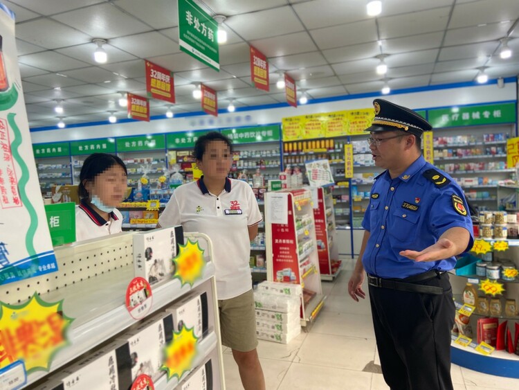 滕州市综合行政执法局治理小广告扮靓创城大环境