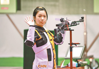 沉稳一枪，杨倩为中国体育代表团拼下奥运首金——让五星红旗高高飘扬