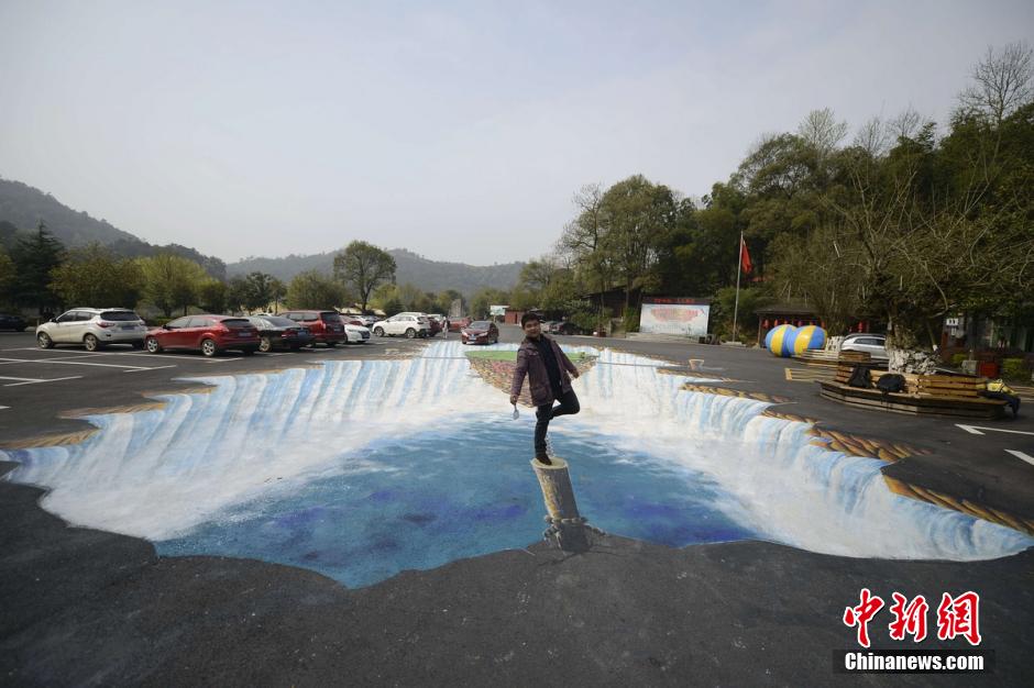 停车场现巨型3D画作 司机开车过“瀑布”