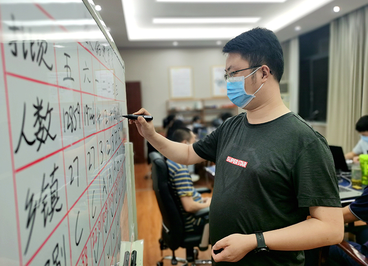 眉山仁寿：数据排查助力防控战“疫” 智能分析提升防控成效_fororder_大数据排查小组成员正在工作-供图-仁寿县委宣传部-(1)