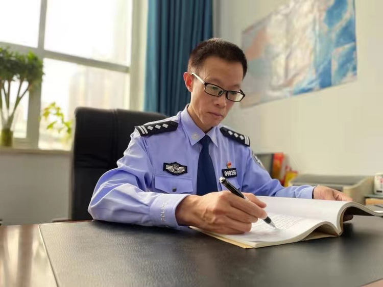 全国公安系统二级英雄模范梁昆：正义为笔 民意为墨 不断奏响法治最强音_fororder_微信图片_20210728111529
