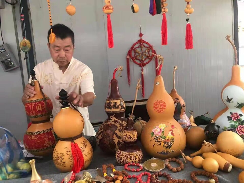 第十四届中国（长春）民间艺术博览会开幕_fororder_2图说：民间艺人展示自己的作品