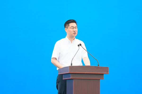 自贡市2021年第三季度重大项目集中开工 项目总投资270.8亿元_fororder_3自贡市委副书记、市长曾洪扬介绍开工项目概况（摄影-廖志全）