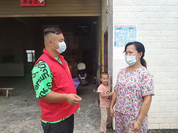 宜宾：助力疫情防控 筠连县志愿者在行动_fororder_志愿者入户排查现场-供图-筠连县委宣传部