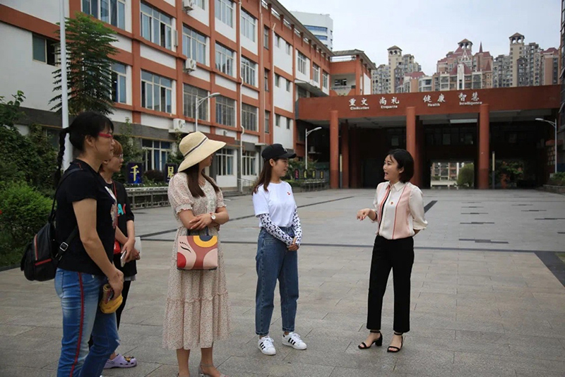 广元市利州区人大代表杨宇恒：厚植鲜亮底色 坚守教育情怀_fororder_利州区人大代表杨宇恒（右一）介绍教学相关情况