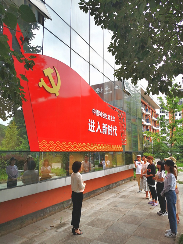 广元市利州区人大代表杨宇恒：厚植鲜亮底色 坚守教育情怀_fororder_利州区人大代表杨宇恒（左一）介绍学校党史学习教育