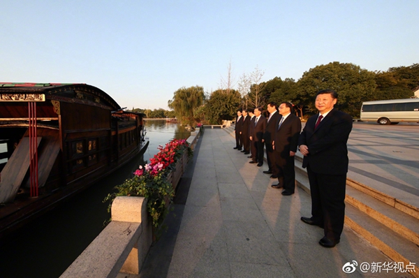 习近平等到浙江嘉兴瞻仰南湖红船