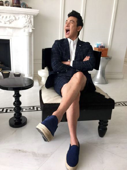 鲍蕾晒好老公：陆毅怀抱小女儿望天认真下厨