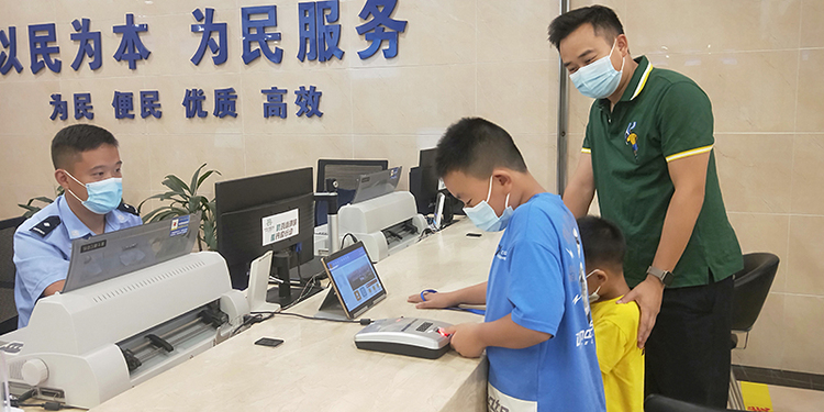 眉山丹棱：未满十六周岁公民首次申领“省内通办”_fororder_办理现场-供图-丹棱县委宣传部