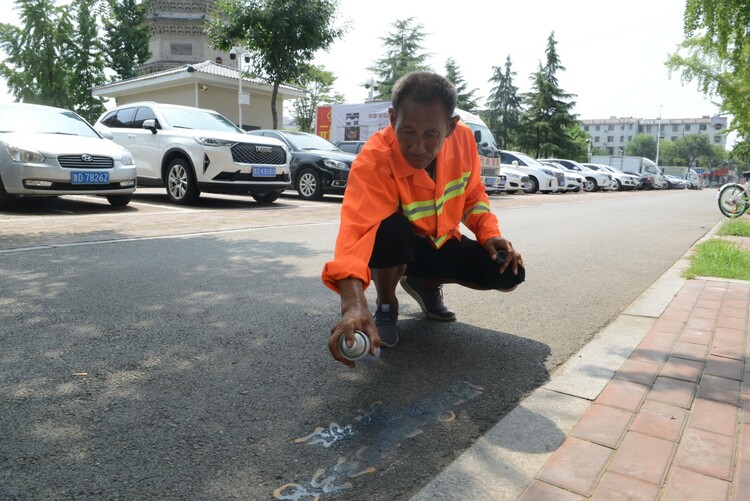 滕州市综合行政执法局治理小广告扮靓创城大环境
