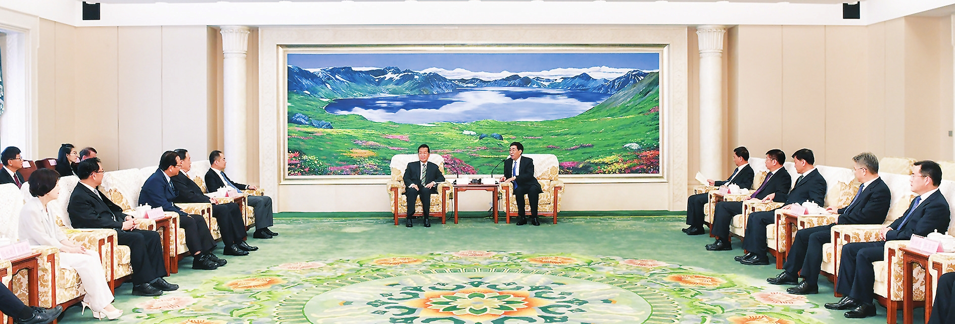 巴音朝鲁会见台湾文化教育界代表人士参访团