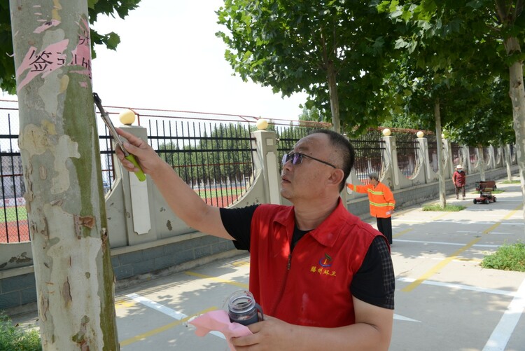 滕州市综合行政执法局治理小广告扮靓创城大环境