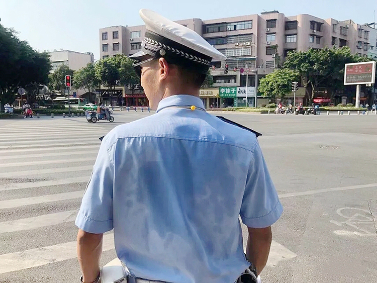 “站”高温 不服“暑” 致敬烈日下的眉山公安交警_fororder_顶着灼灼烈日工作的交警-供图-眉山市公安局-(3)
