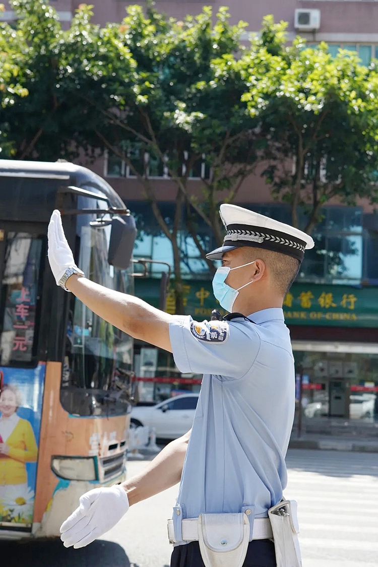 “站”高温 不服“暑” 致敬烈日下的眉山公安交警_fororder_顶着灼灼烈日工作的交警-供图-眉山市公安局-(4)