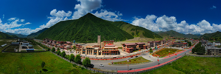 “天府旅游名县巡礼”走进甘孜州康定市_fororder_新都桥摄影天堂小镇-供图-康定市文化广播电视和旅游局.