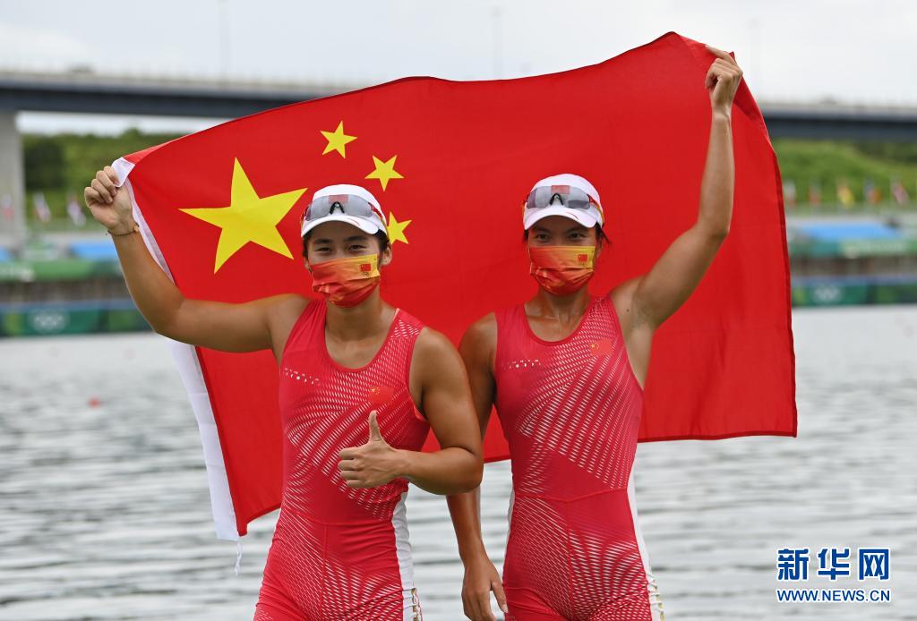 徐诗晓/孙梦雅夺得女子500米双人划艇冠军