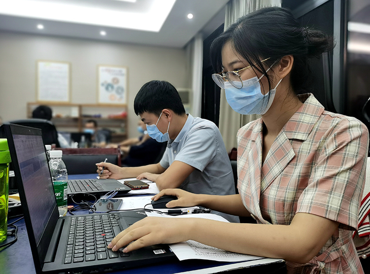 眉山仁寿：数据排查助力防控战“疫” 智能分析提升防控成效_fororder_大数据排查小组成员正在工作-供图-仁寿县委宣传部-(2)